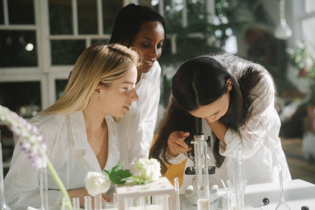 Women pharmaceutical professionals in discussion at an SPSR forum